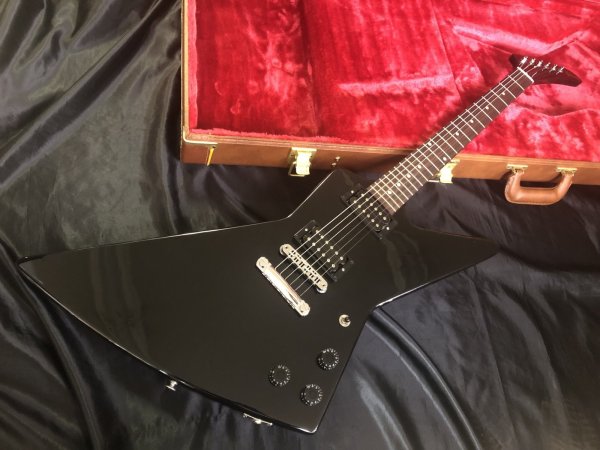 画像1: Gibson USA / 80's Explorer Ebony（新品）メタリカのジェームズ仕様・待望のエクスプローラー！！ (1)